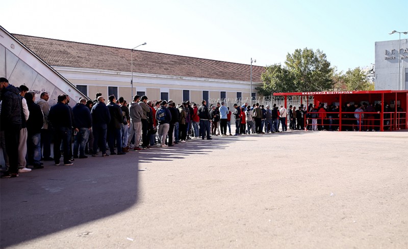 Απίστευτο: Από τις 6 το πρωί στα εκδοτήρια!