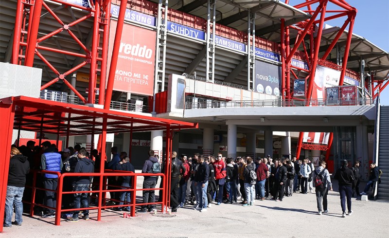 Ατελείωτες ουρές για ένα εισιτήριο! (photos)