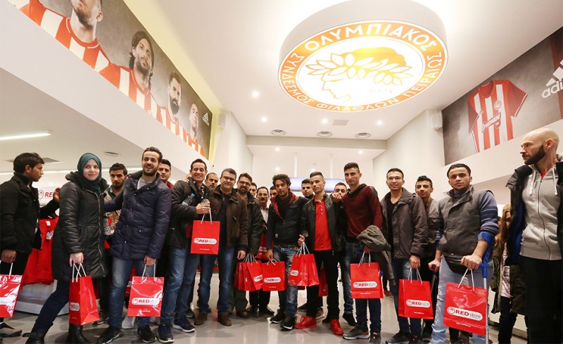 Η υποδοχή προσφύγων στο Καραϊσκάκη (video)