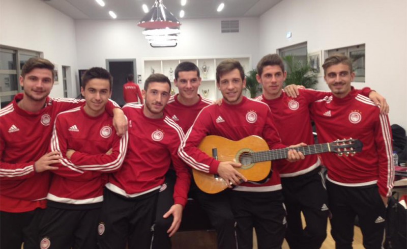 Διασκεδάζουν στην αίθουσα ψυχαγωγίας