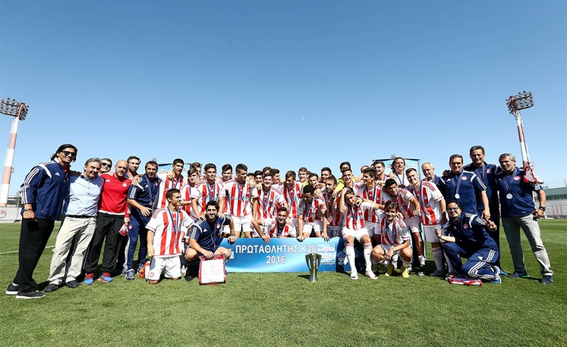 Οι Βετεράνοι του Πειραιά βραβεύουν την Κ20 του Ολυμπιακού