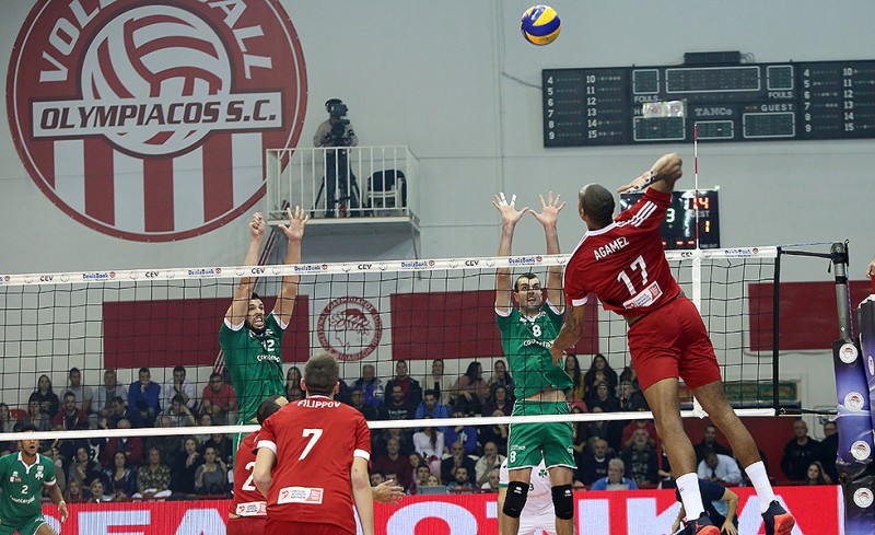 Στο Ρέντη σηκώνει την πρώτη κούπα!