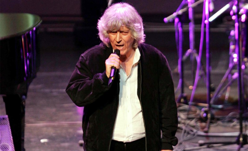 Όταν ο Λουκιανός Κηλαηδόνης τραγούδησε τον ύμνο του Ολυμπιακού (video)