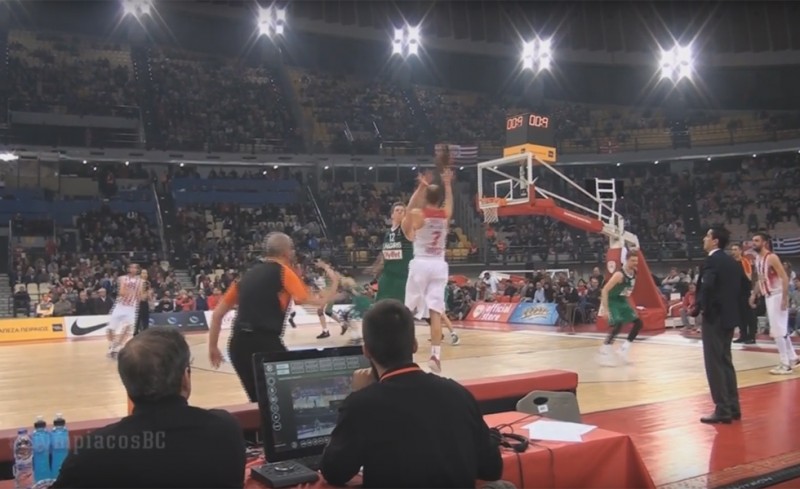 Buzzer beater ο αρχηγός και... φιλάκια (video)