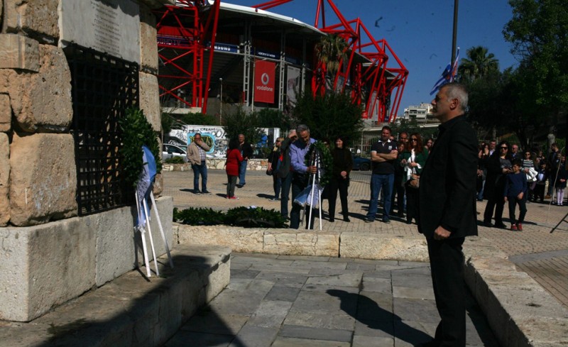 Ο Γιάννης Μώραλης στο μνημείο του Γεώργιου Καραϊσκάκη