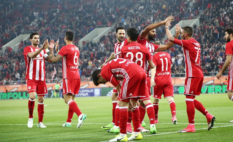 Κρατάει την αντίδραση, προχωράει παρακάτω