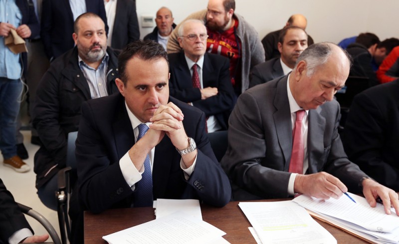 Έπεσαν οι μάσκες!