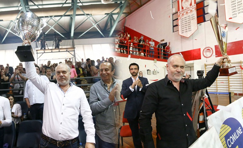 Κούπα με μαύρο, κούπα και με άσπρο πουκάμισο!