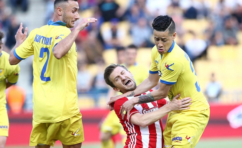 Άλλοι κλωτσάνε και άλλοι... στα όρθια