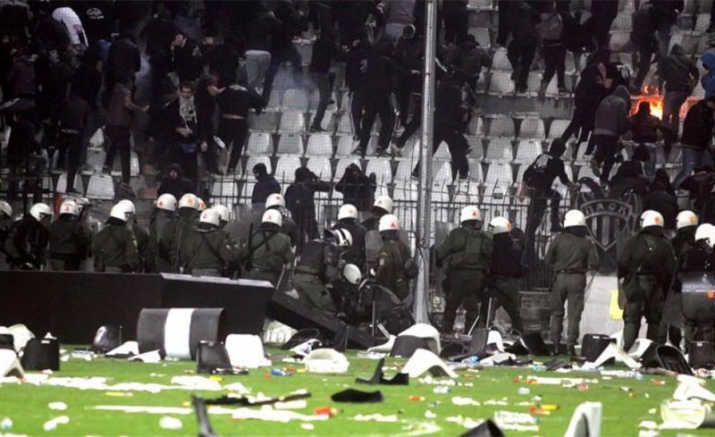 Τους ξεβράκωσε ξανά ο Καραπαπάς!