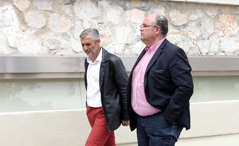 Τον κοιτούσαν άπραγοι!