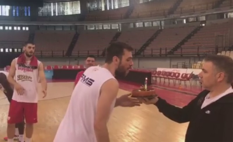 Γενέθλια στο παρκέ (video)