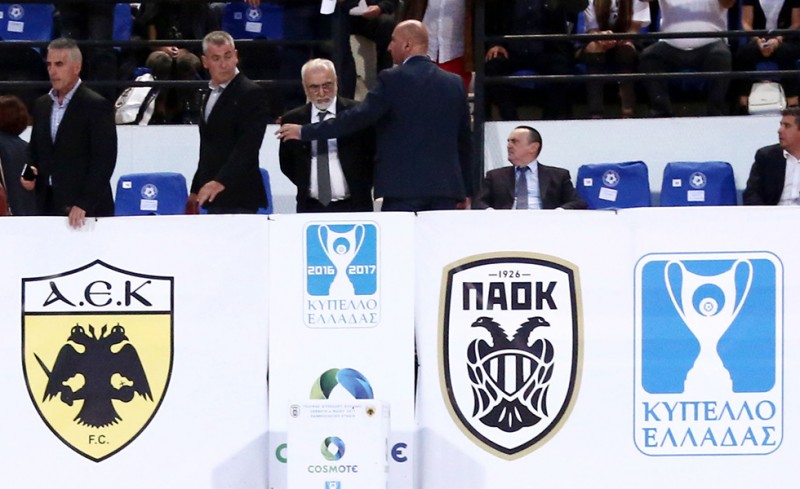 Τι βλέπει με ενδιαφέρον εδώ ο Ιβάν Σαββίδης;