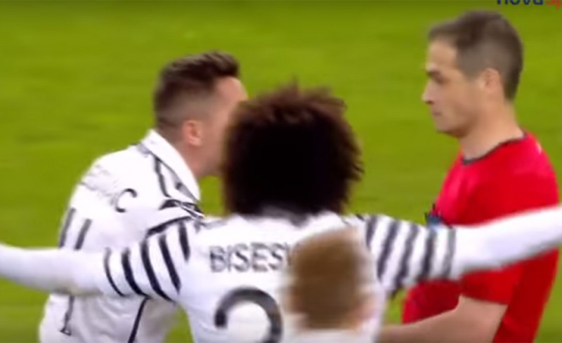 Ο Λέοβατς έσπρωξε τον Θάνο που κοίταζε!