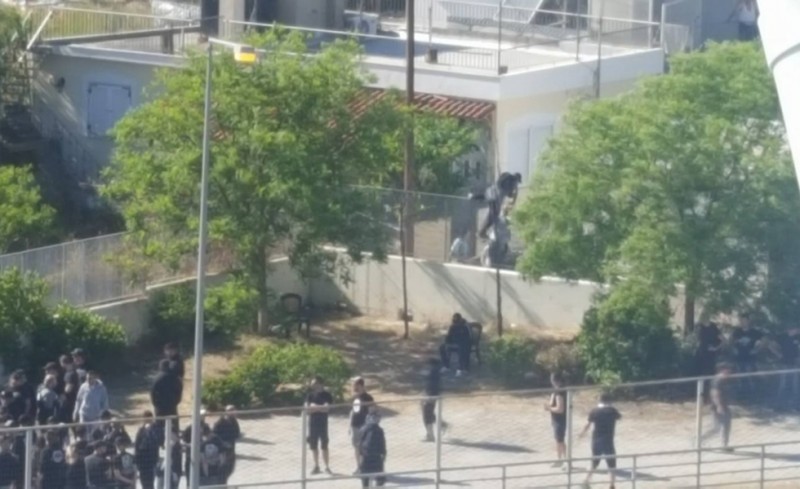 Τελικός παρωδία. Πηδάνε τις μάντρες και μπαίνουν στο γήπεδο!