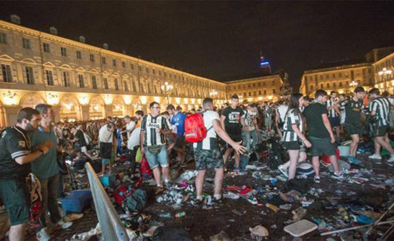 Χάος στο Τορίνο με 1.400 τραυματίες! (photos, video)