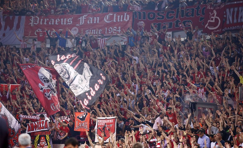 Με... τρέλα στην εξέδρα