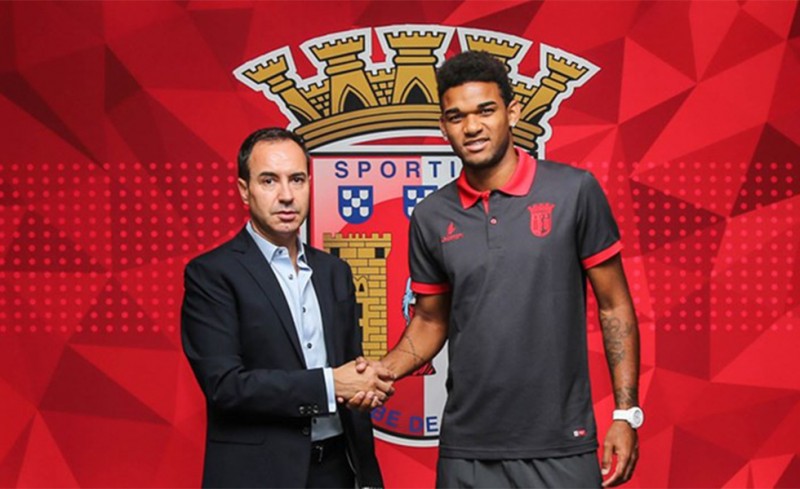 Φεύγει λόγω... Βιάνα