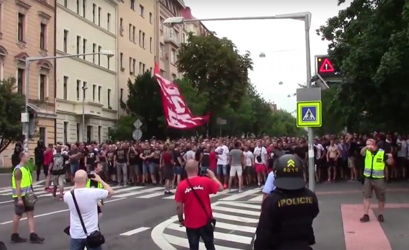 Μοναδικό βίντεο! Η πορεία των Delije στην Πράγα!