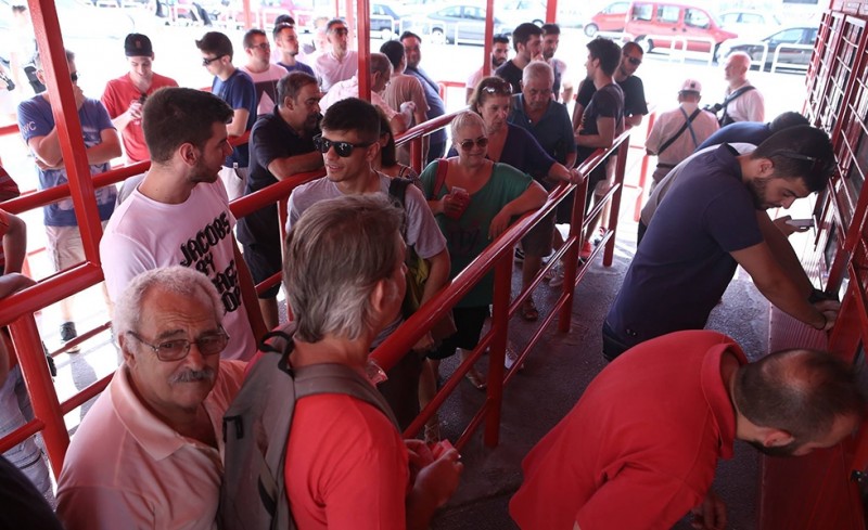 Ουρές στα εκδοτήρια για Ριέκα!