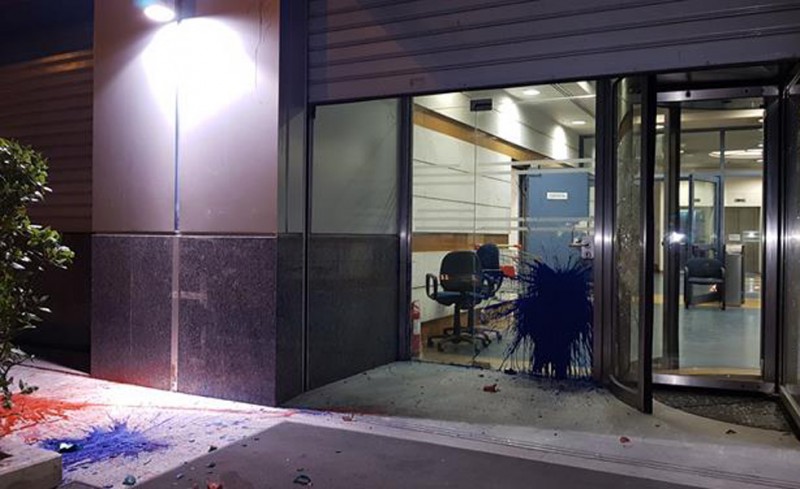 Επίθεση κουκουλοφόρων στα 