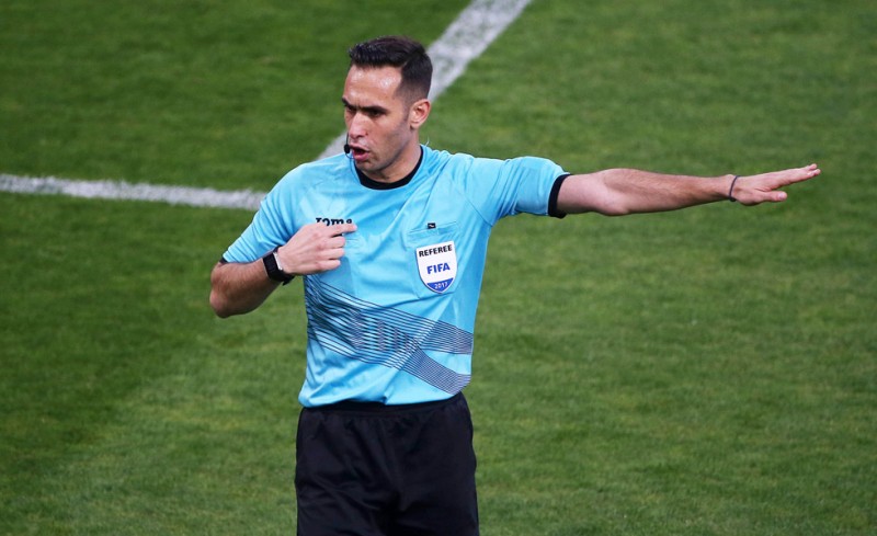 Αυτός σφυρίζει στη Λεωφόρο