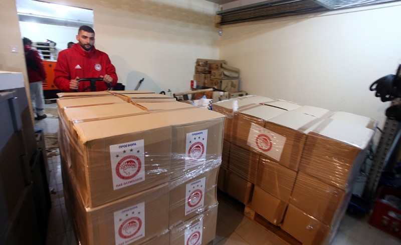 Ο Ολυμπιακός δίπλα στους πολίτες της Μάνδρας