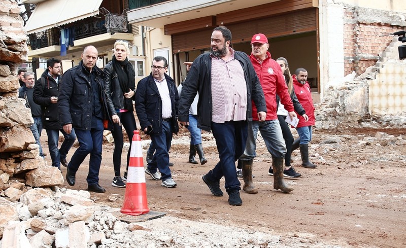 Ο Βαγγέλης Μαρινάκης δίπλα στους πολίτες της Μάνδρας