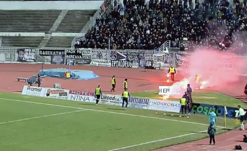 Έβρεξε... καπνογόνα, αλλά και ξύλο στα Τρίκαλα!