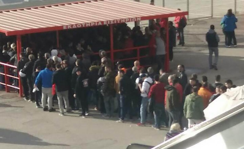 Μεγάλη ουρά στα εκδοτήρια!