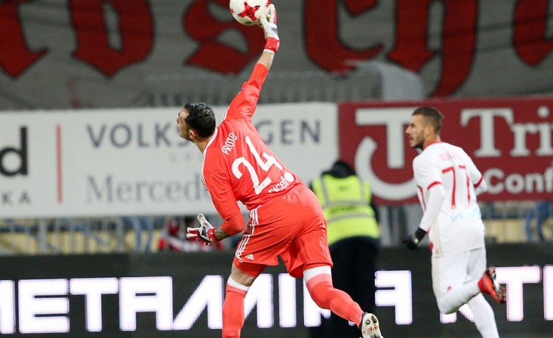 Χτύπησε ο Προτό από αντικείμενο!