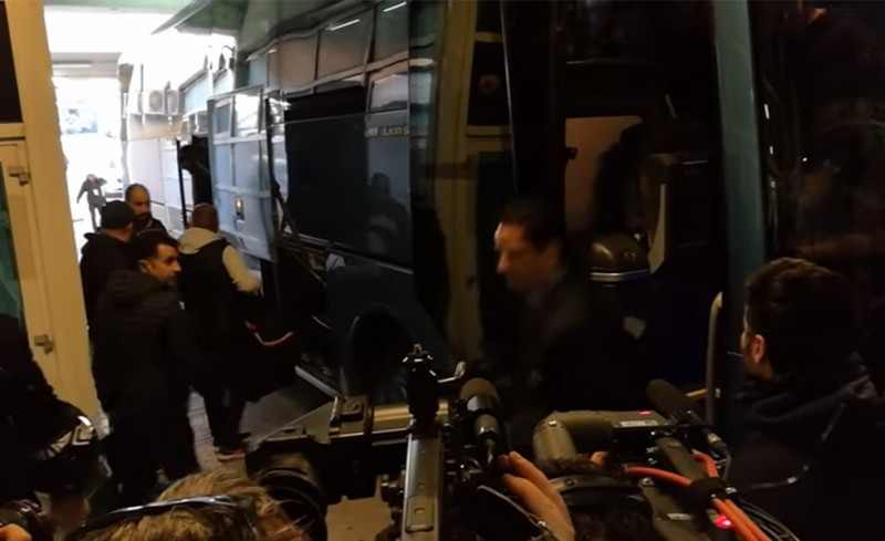 Υποδοχή με μπινελίκια! Αυτοί είστε! (video)