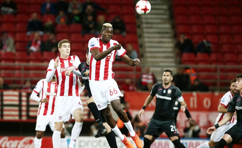 Μέσα ο Ένγκελς, ανοικτό του Σισέ