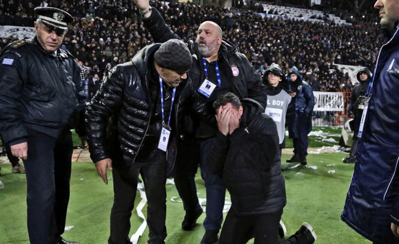 Ο γιατρός του αγώνα φορούσε φόρμα και μπουφάν του ΠΑΟΚ! Τρομερό;
