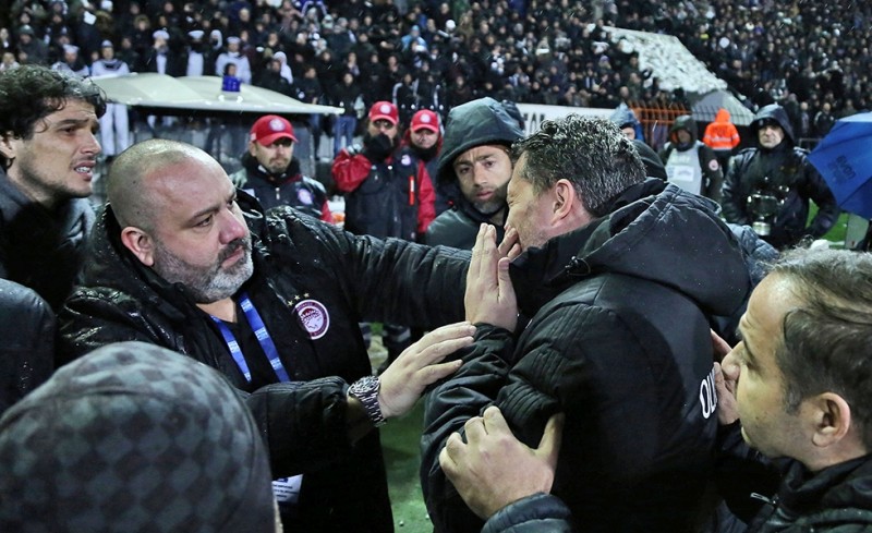 Το... τελετουργικό στην Τούμπα είναι με αντικείμενα... ευθείας βολής!
