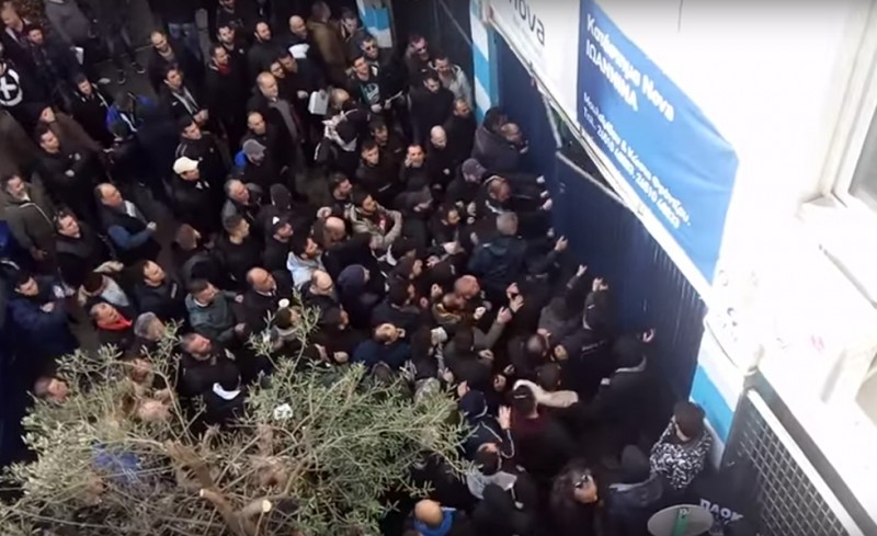 Γέλασαν και οι σπασμένες πόρτες στους Ζωσιμάδες!