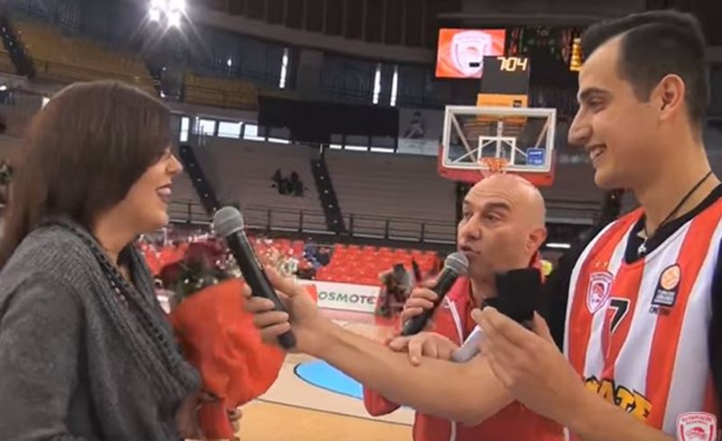 Πρόταση γάμου μέσα στο ΣΕΦ! (Video)