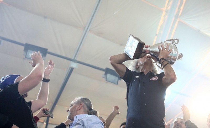 Το σήκωσε και ο Τάκης!