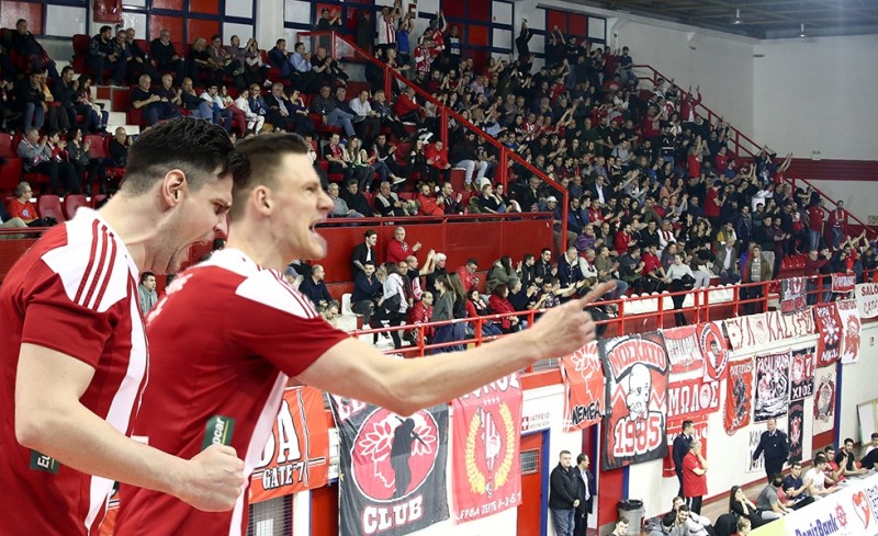 Πρόκριση με τον λαό του!