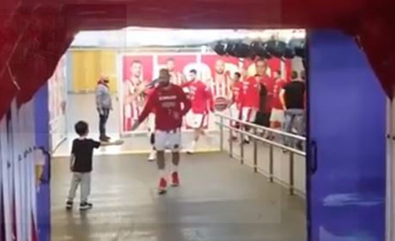 Πρώτα σοβαρός και μετά... τρελάθηκε! (Video)