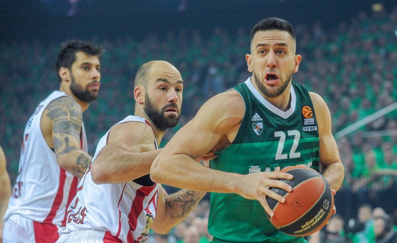 Με την πλάτη στον τοίχο...