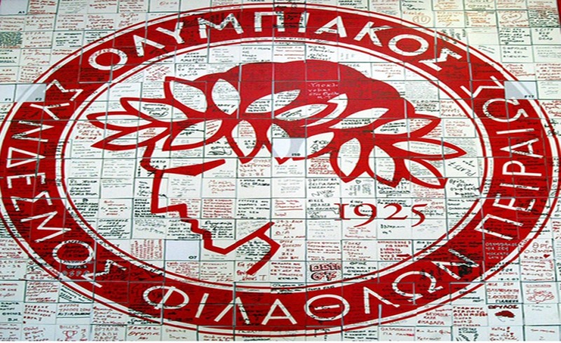 Όλος ο κόσμος υποκλίνεται στον Θρύλο!