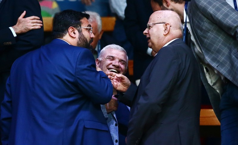 Κρατήστε και λίγο τα προσχήματα...