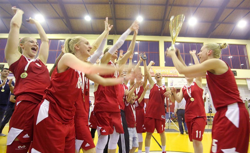 Και η κούπα, ξανά, ήρθε στον Πειραιά! (video)