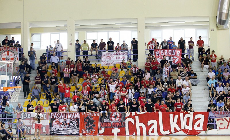 Παντού κοντά ο λαός του Θρύλου!