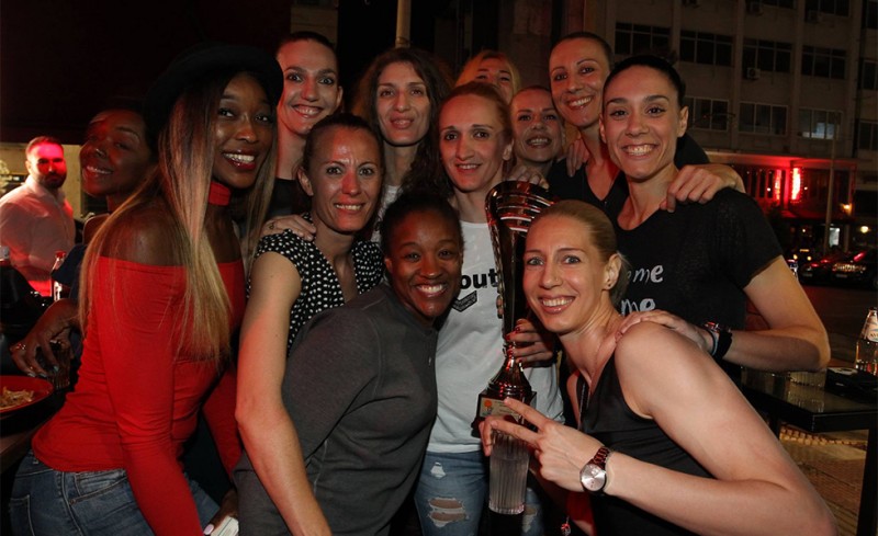 Έτσι γιορτάζουν οι αήττητες νταμπλούχες! (photos)