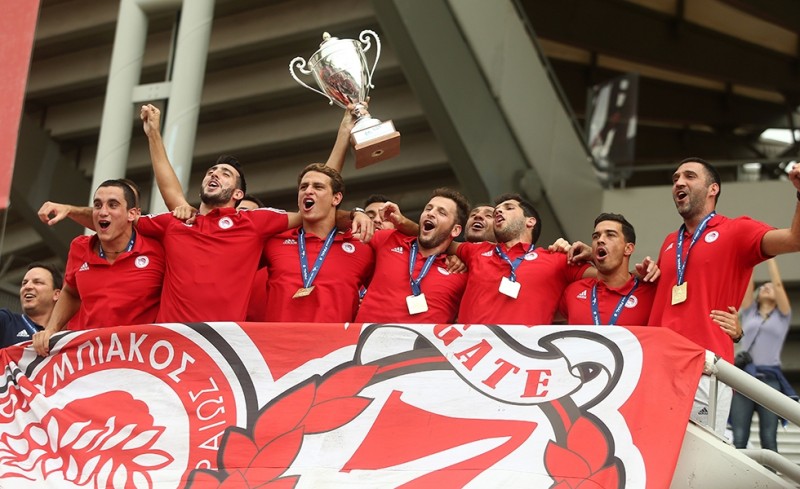 Αποθέωση για τον Θρύλο που σήκωσε ψηλά την ελληνική σημαία!