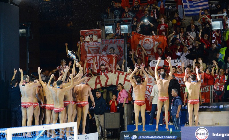 Αποθέωση στο αεροδρόμιο! (video)