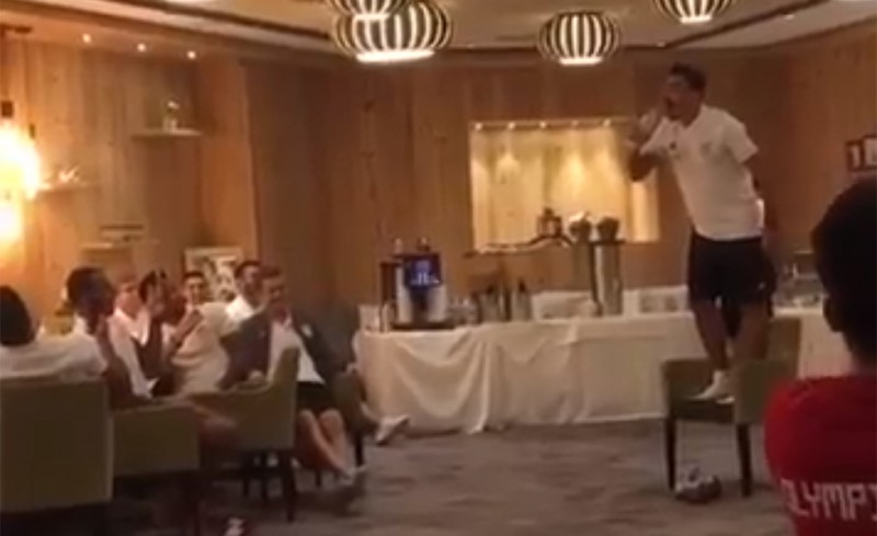 Ο Λάζαρος τραγούδησε τον ύμνο του Θρύλου! (video)
