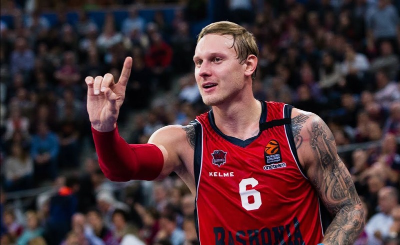 Τα ερυθρόλευκα παπούτσια του Τίμα (photo)